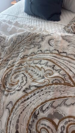 Queen duvet cover with shams