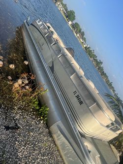 Pontoon Boat - Miami