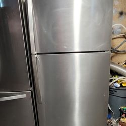 Whirlpool 18cu Ft Apartment Size Stainless Steel Top Freezer Refrigerator 