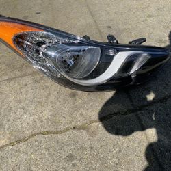 2011-2013 Hyundai Elantra Passenger Headlight