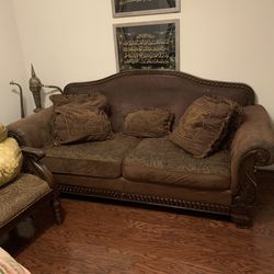 COUCH WITH PILLOWS