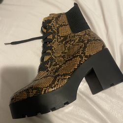 Madden Girl Dillan Snake Print Chunky Platform Combat Boots Yellow Women's size 8.5