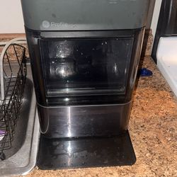 Pebble ice maker