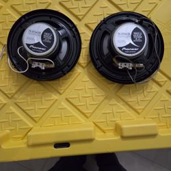 2 Pioneer Speakers
