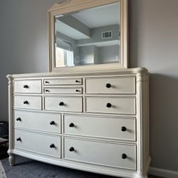 Chris Madden Wood Bedroom Furniture Set Dresser & Bureau 