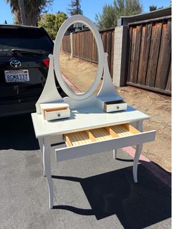 Vanity come with stool