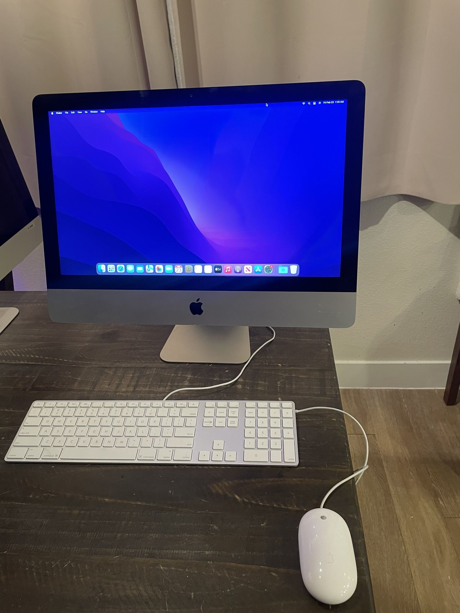 2015 Apple iMac 21-inch 2.8 GHz Quad Core i5 All In One 8gb Ram 256gb Ssd. Wired Apple Keyboard And Mouse. Works Great