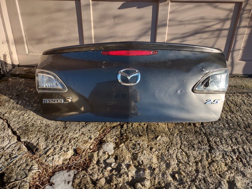 Mazda 3 A trunk