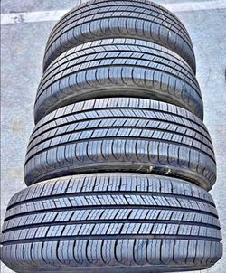 205 55 16 Michelin tires Con 80% de Vida Las 4