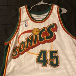 Person Sonics Jersey Replica