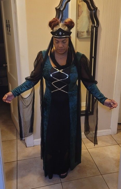 Medieval Dress. Fits Medium To Large.