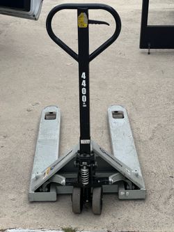 Strongway 4,400 lb Capacity Pallet Jack – Heavy Duty Manual Pallet Truck