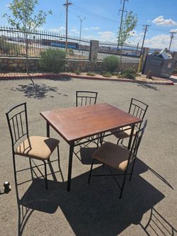 Table with 4 chairs (Eastside)