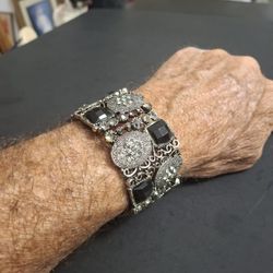 Vintage Flex Cuff Bracelet Gunmetal Filigree Metalwork W/Black Fsceted Stones & Clear Rhinestones In Geometric Pattern 1.5" Wide