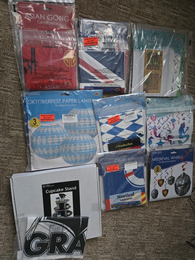 
Party supplies and decorations liquidation. Great for someone to sell at flea market or tag sales
EVERYTHING IS BRAND NEW