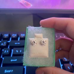 10k Diamond earrings 