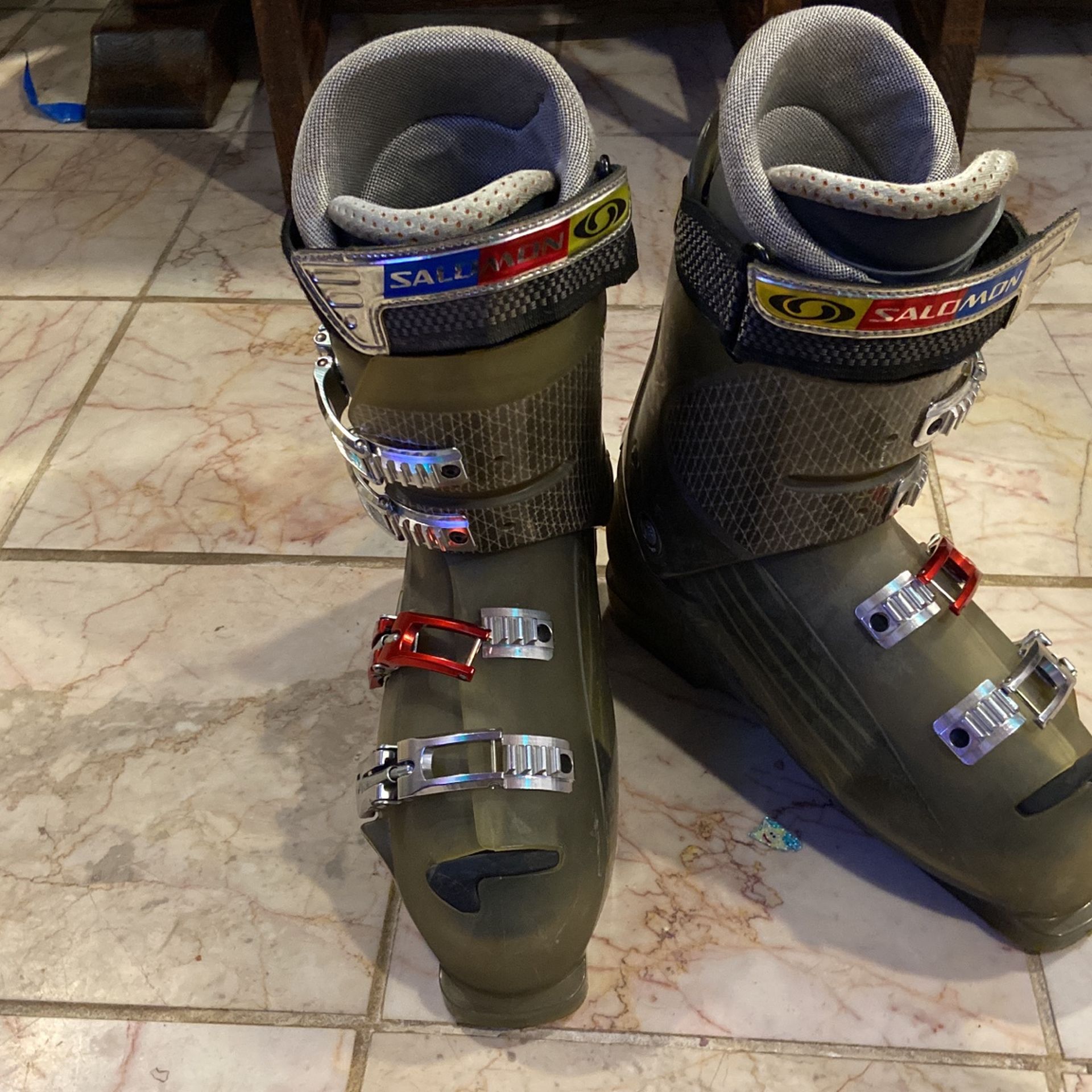 SALOMON SKI BOOTS