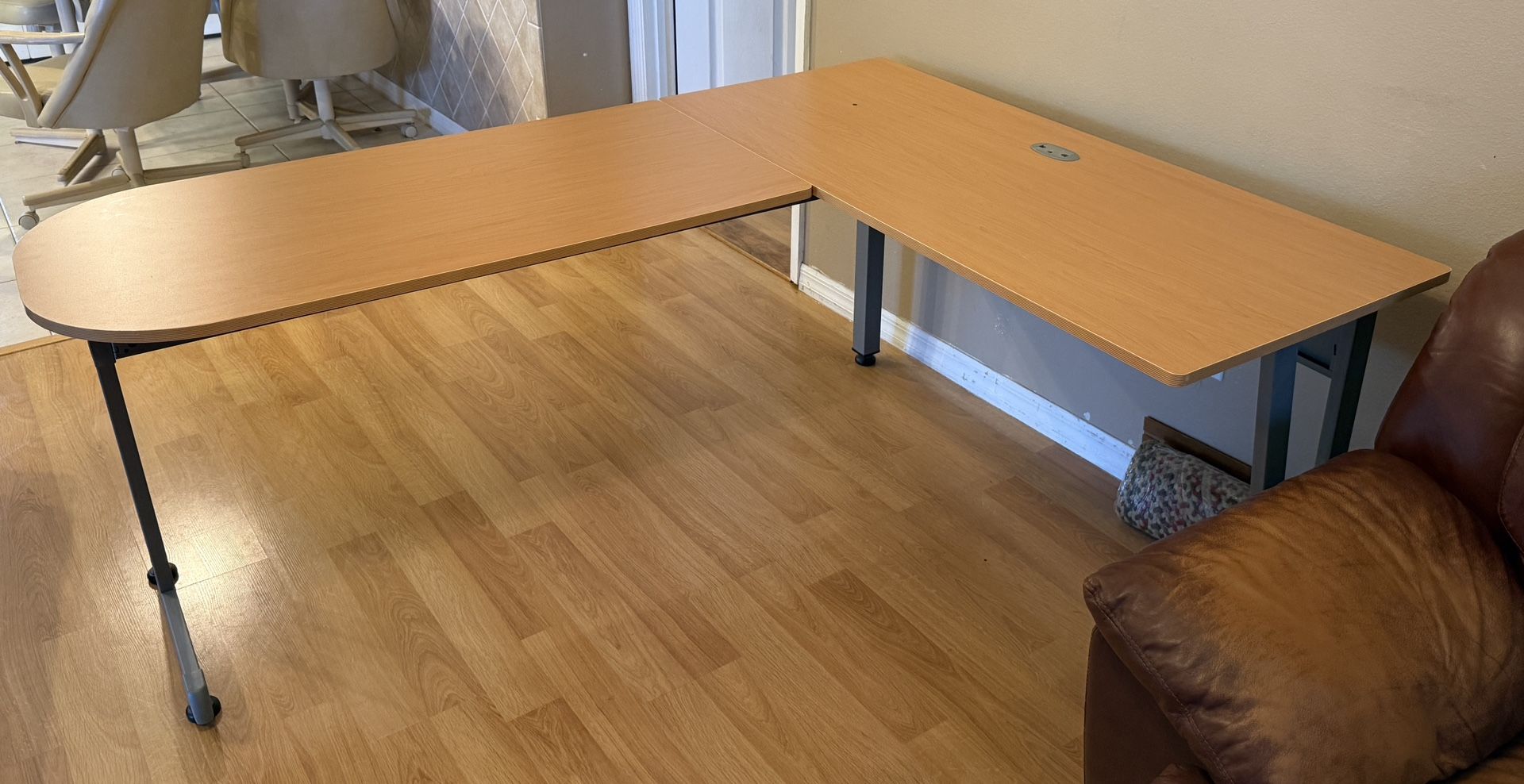 Linea Italia ZUD120S L-Shaped Desk – $175 Commercial-grade, light wood & gray metal legs. Original cost $563. Tool-free assembly in minutes. One hole