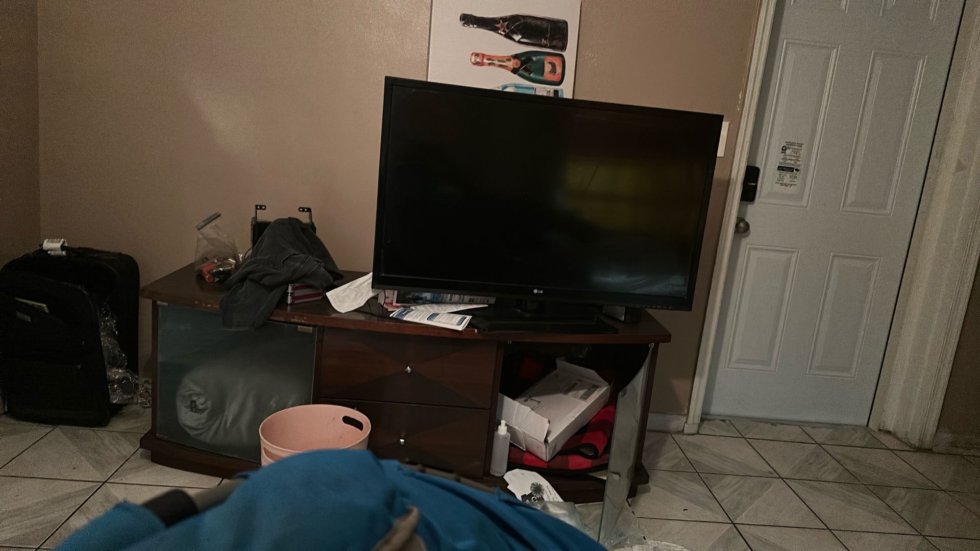 50 Inch lg SMART Tv And Entertainment Table