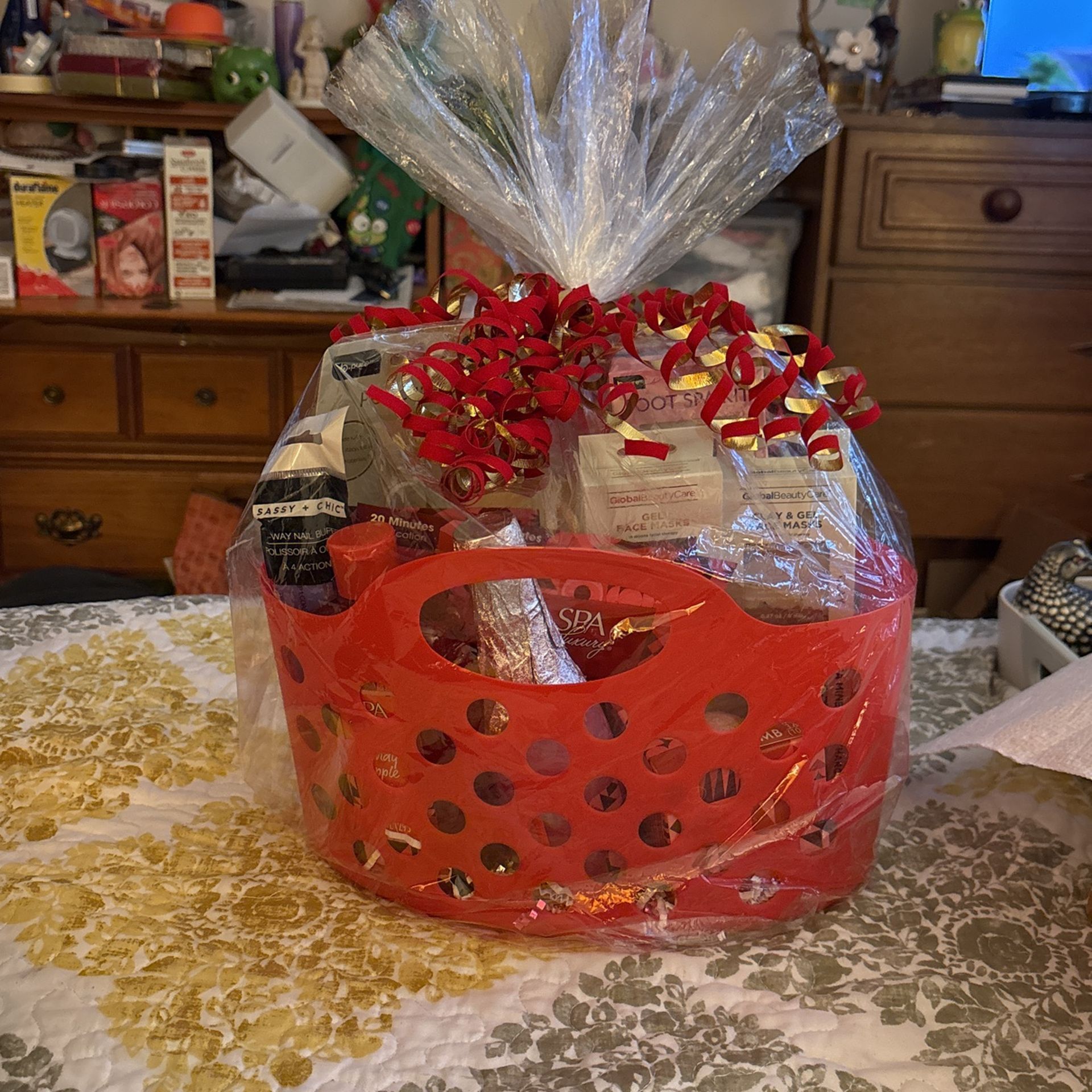 Spa Gift Basket (15 Piece Set) Candy Apple Scent