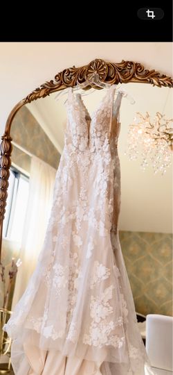 Beautiful boutique ivory and white wedding dress