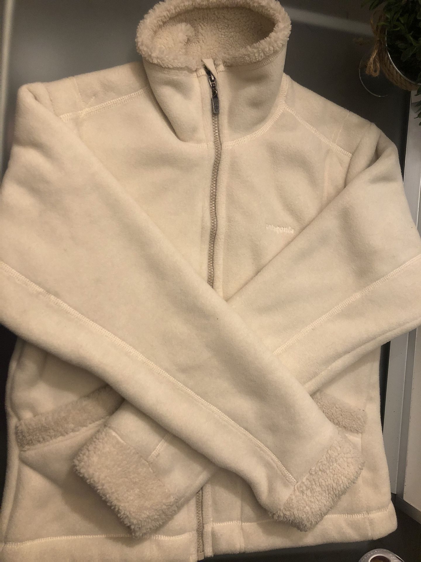 Patagonia WOMENS medium sweater