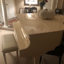 Baby Grand Piano 