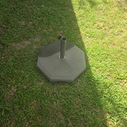 Umbrella base  really heavy concrete   in  seminew condition