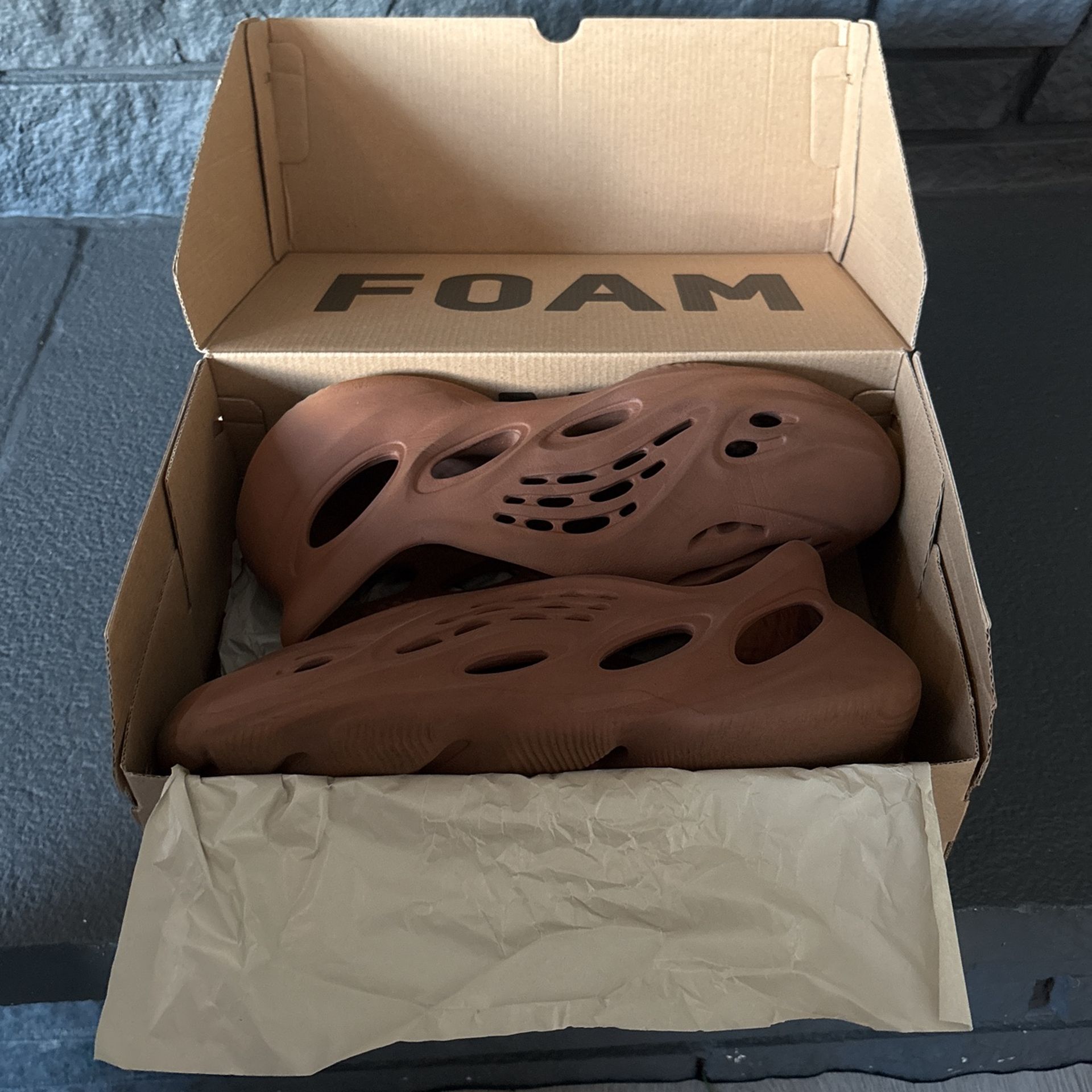 Yeezy Foam Runner Clay Red Size 9