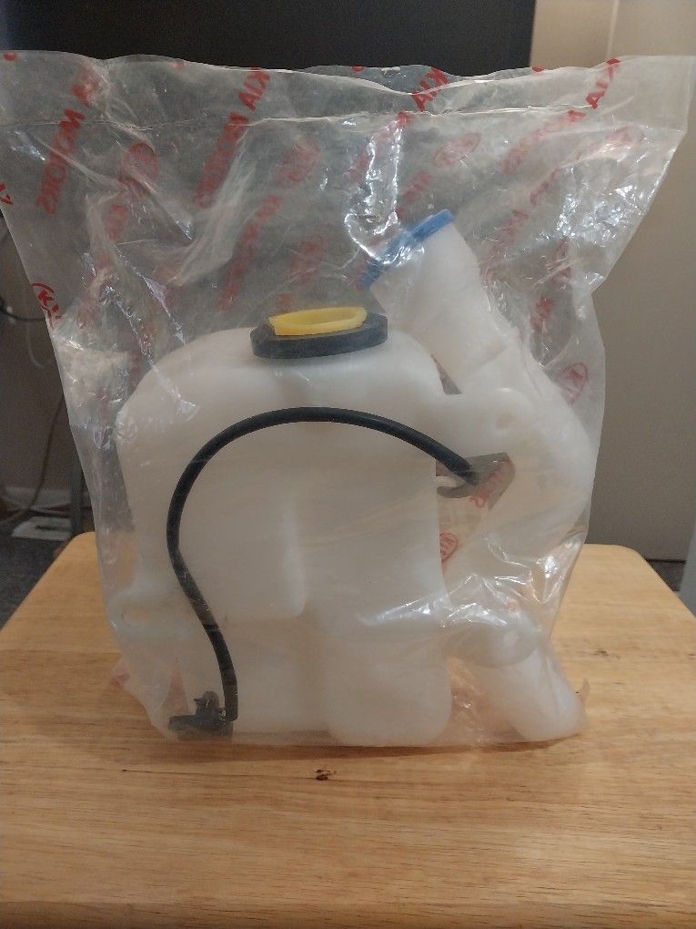 Windshield Tank Assembly With Washer Pump For 2002 Kia Sedona New Bag Unopened