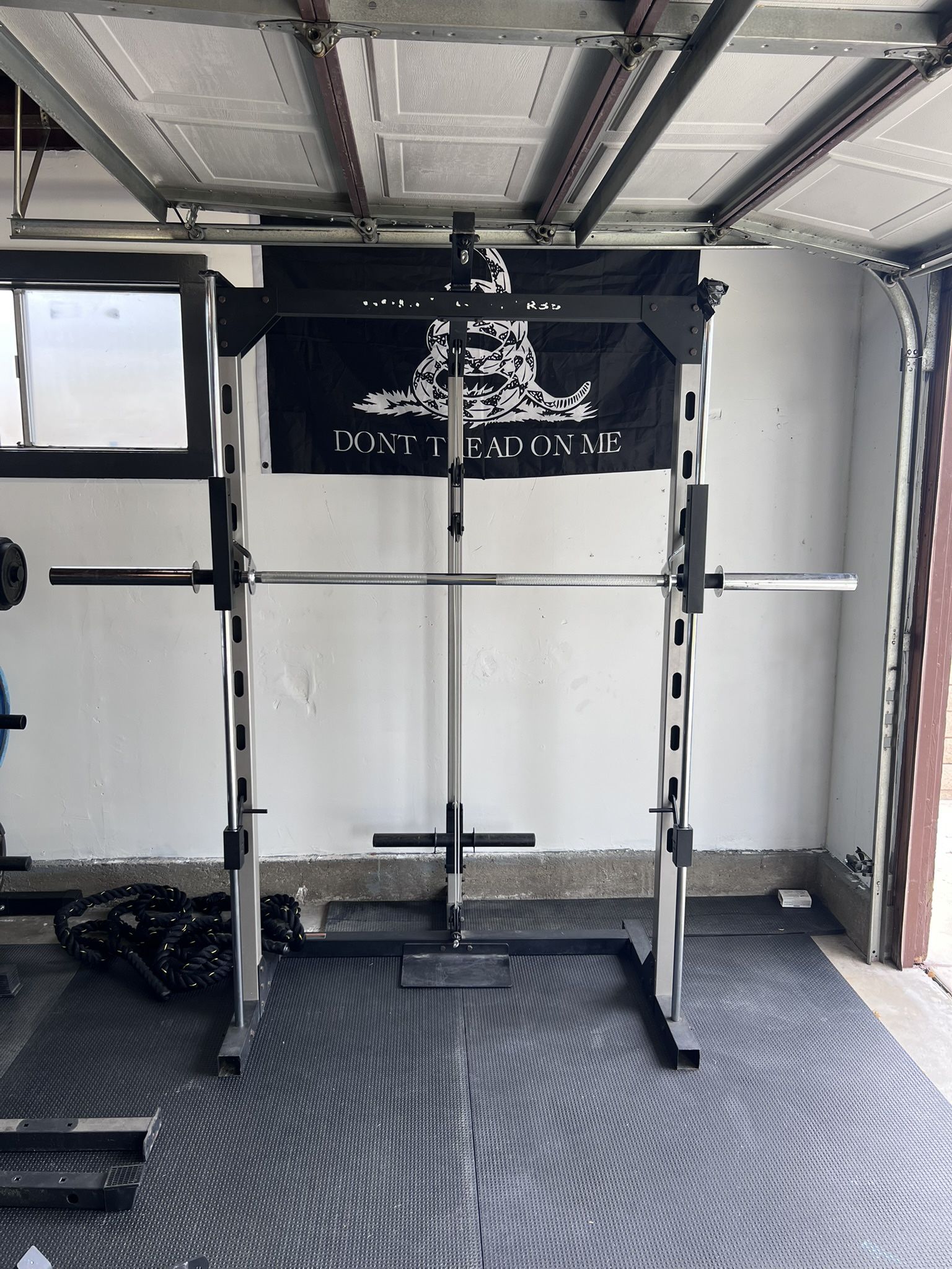 Gold’s Gym XR-38 Smith Machine With Lat Pulldown and Low Row *Read Description