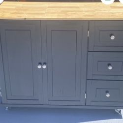 Kitchen Island With Wheels Excellent Condition 