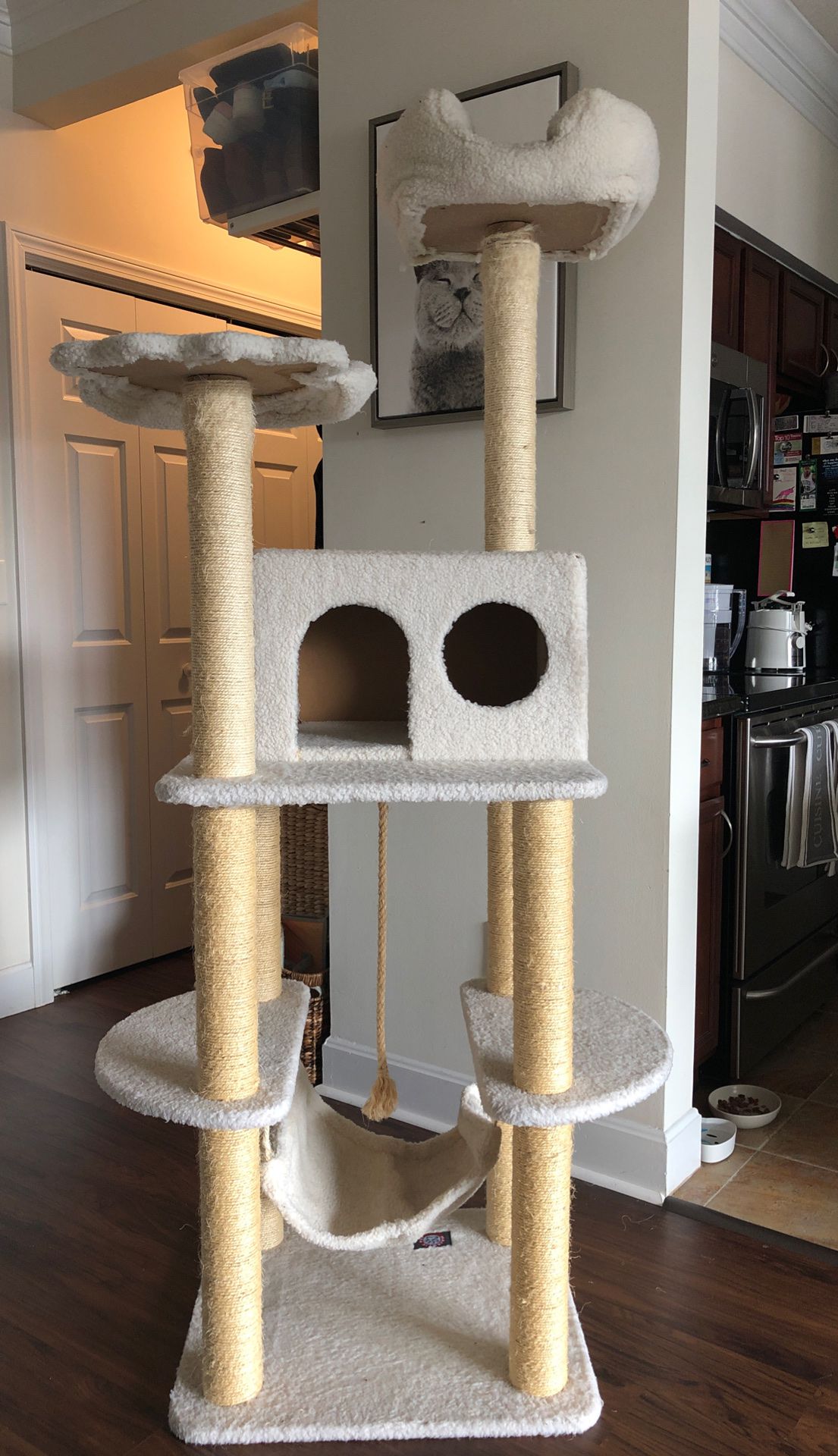 White cat tower used but in good condition