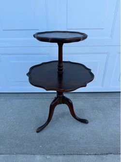 Charming Vintage Two-Tier Scalloped Pie Crust Side Table – Dark Wood Queen Anne Style