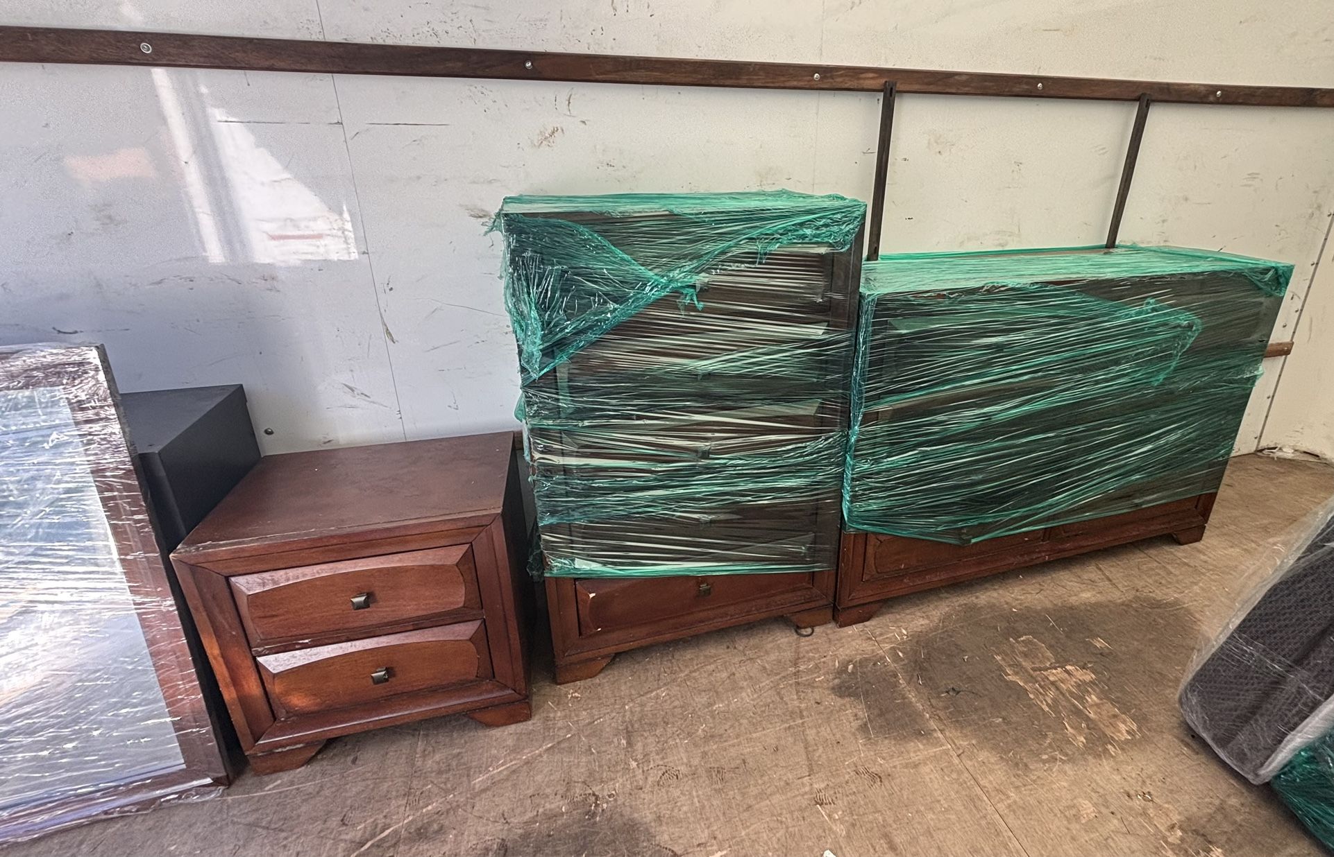 BED ROOM SET FULL SIZE MATTRESS/BOX SPRING