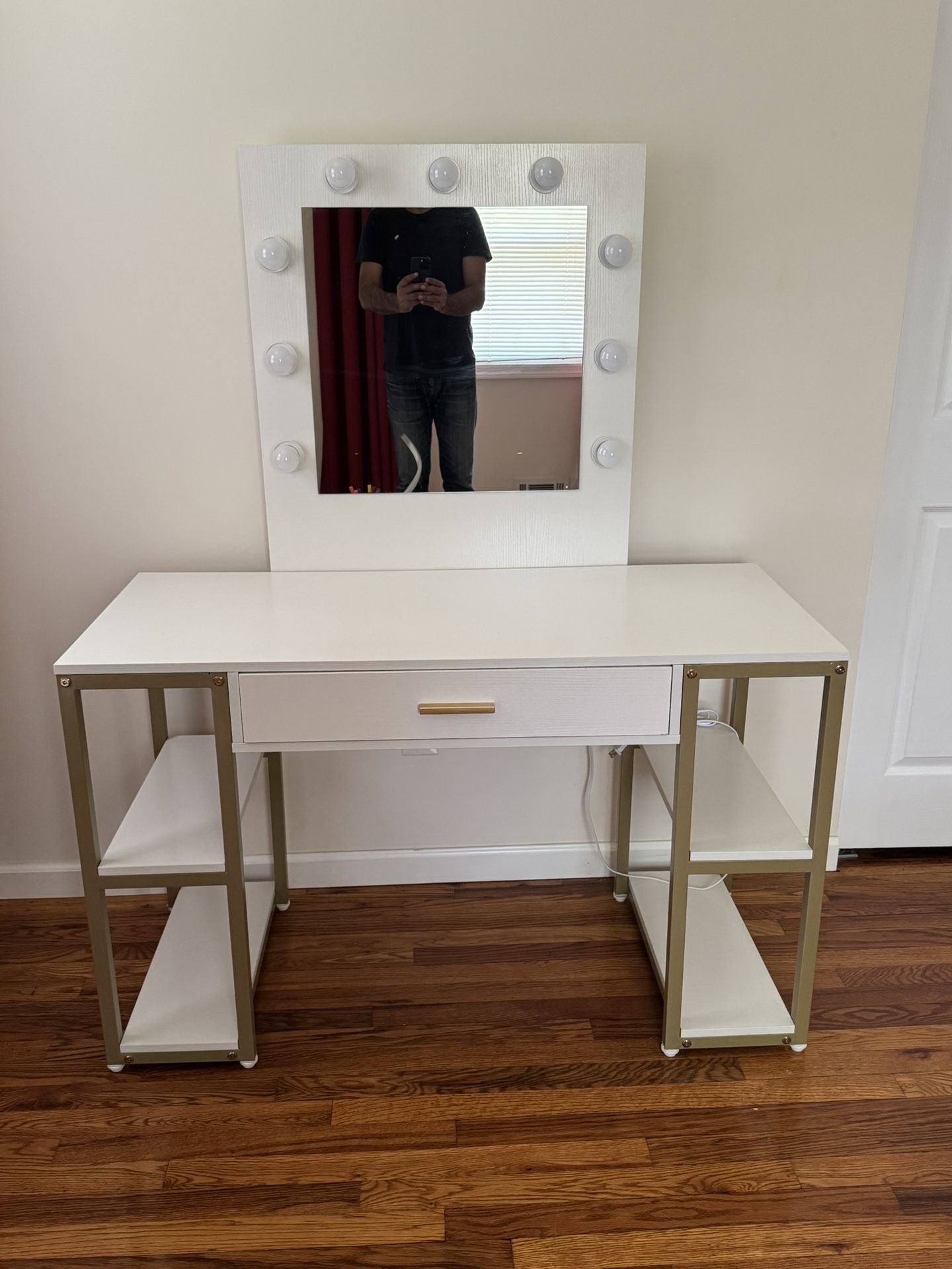 Vanity / Children’s Desk