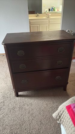 Dresser. Three Drawers