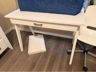 White desk/vanity