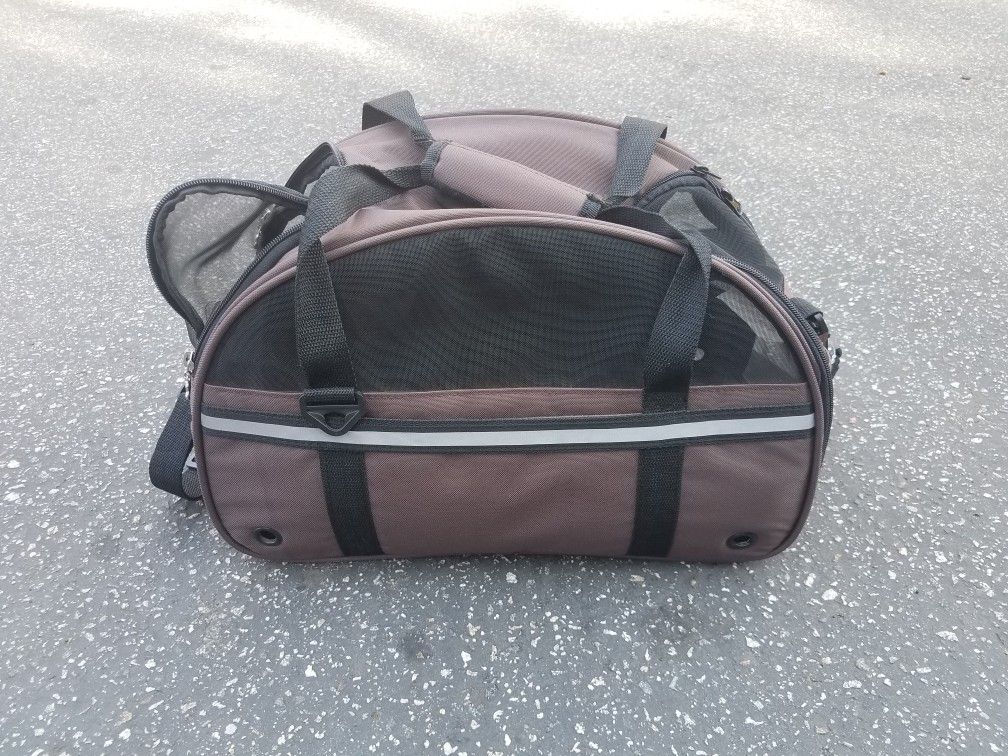 Pet luggage carrier