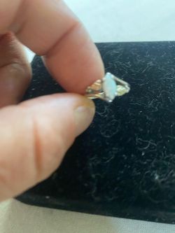 Anillo de plata y oro de Black Hills con un ópalo de talla marquesa (8 mm x 4 mm) engastado en cuatro garras. Aro de plata de ley .925 adornado con pe