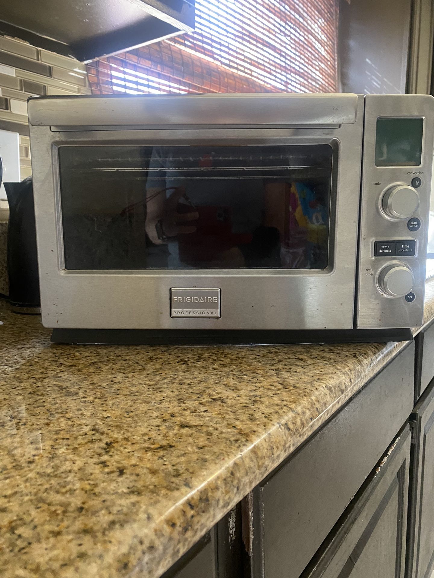 Frigidaire Professional Confection/toaster Oven for Sale in Long Beach
