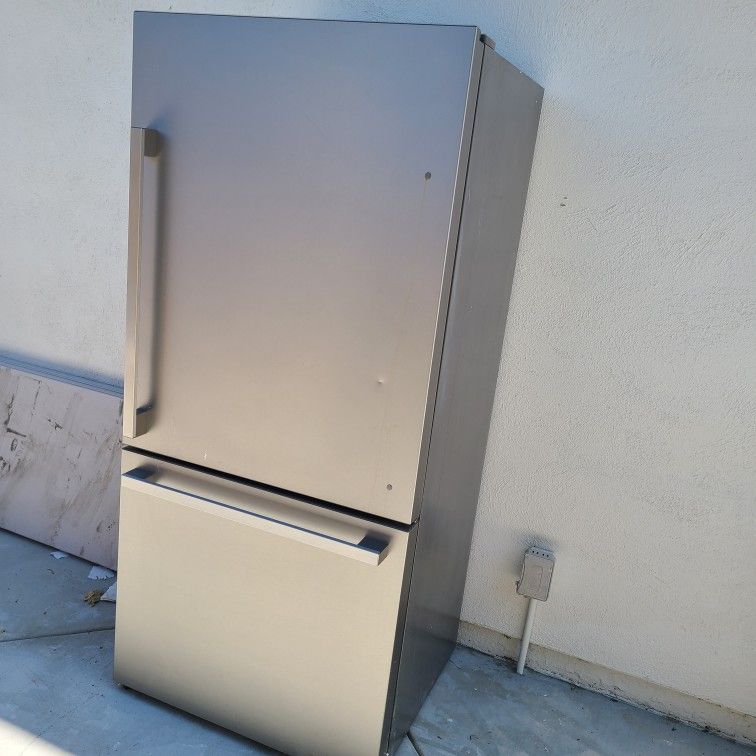 Refrigerator Hisense HRB171N6BSE Newer Bottom Freezer 
