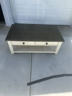 Coffee Table (used) Great Condition.