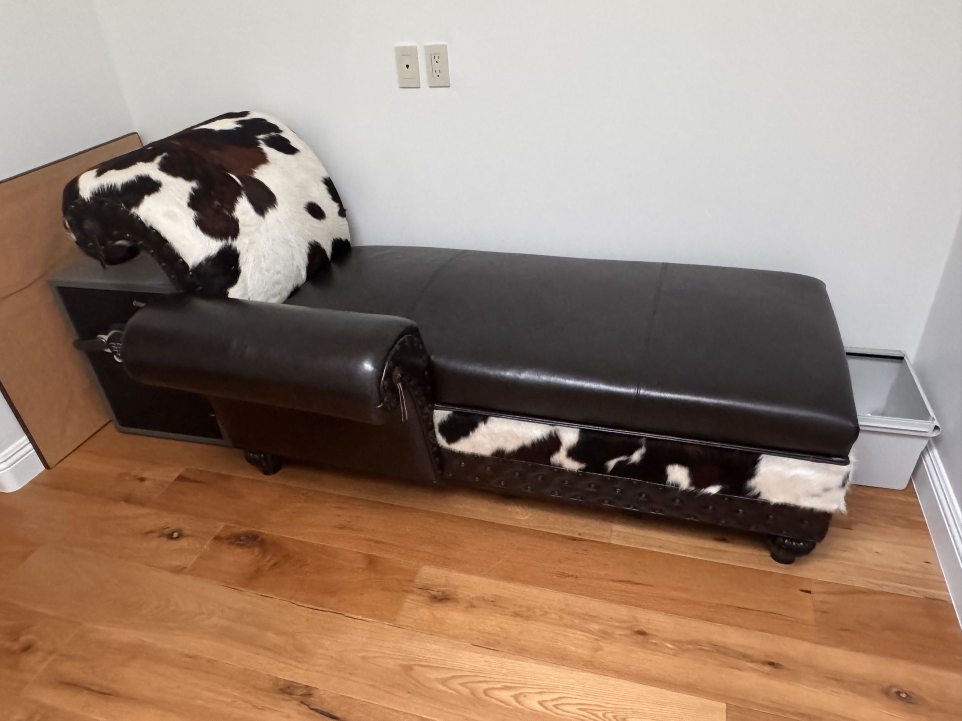 Luxurious Cowhide Western Lounge Chaise
