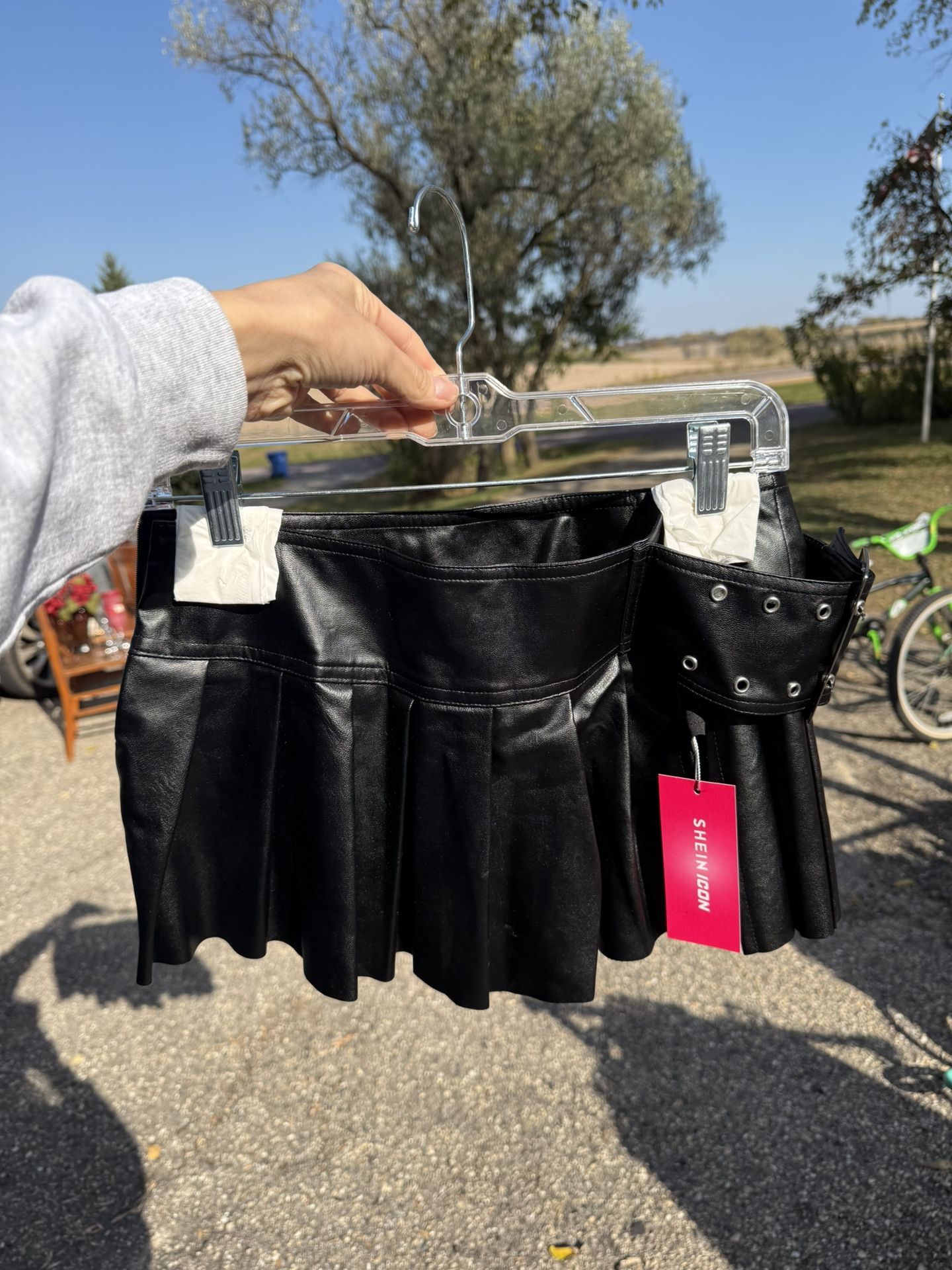 SHEIN Black Miniskirt With Buckle