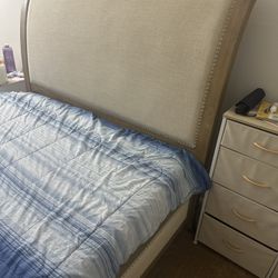 Queen Bed With Out Mattress 