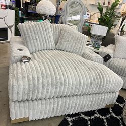 OVERSIZED CHAISE LOUNGER 