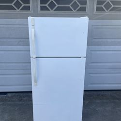 Free Delivery / Kenmore Medium Size Fridge Refrigerator