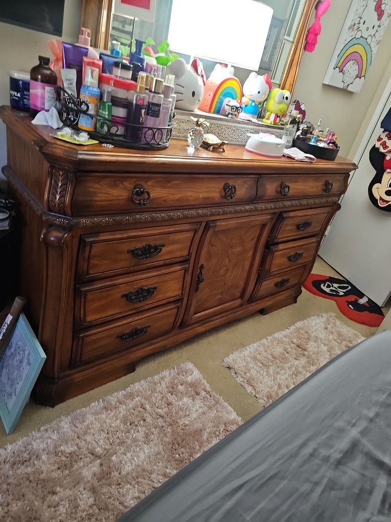 Solid Wood  Dresser/mirror