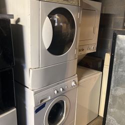 Stackable electric washer and dryer excellent condition